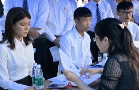 铁路局公开招聘，这几类学生优先录取，符合条件的学生抓紧机会(铁路局招聘要求的最低学历是什么)
